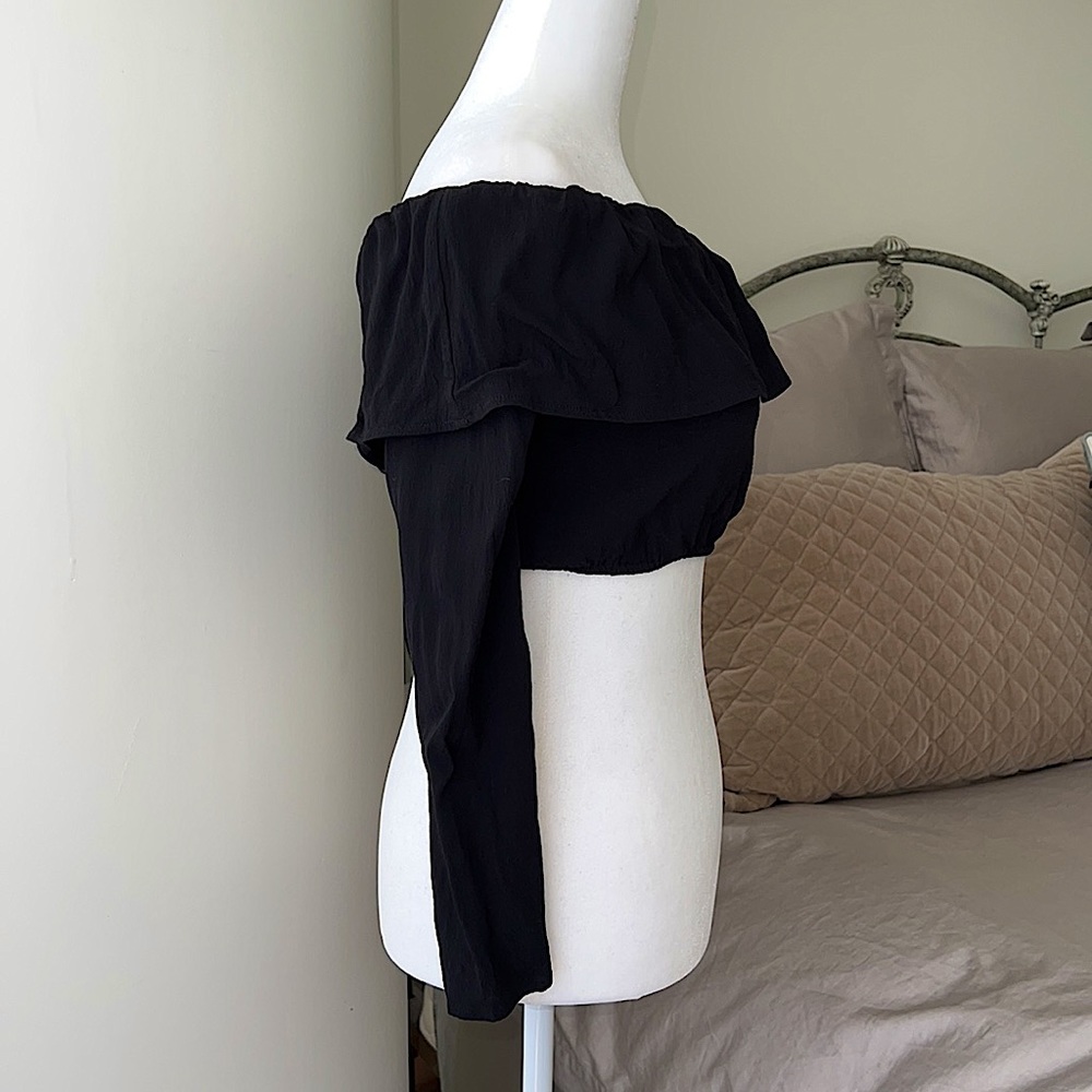 UO Silence + Noise Off-the-Shoulder Crop Top - Picture 2 of 11
